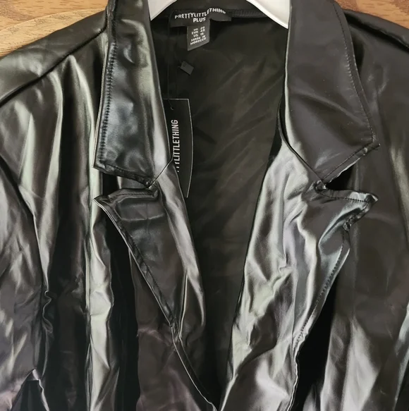 PrettyLittleThing Black Faux Leather Cropped Blazer - Picture 3 of 5